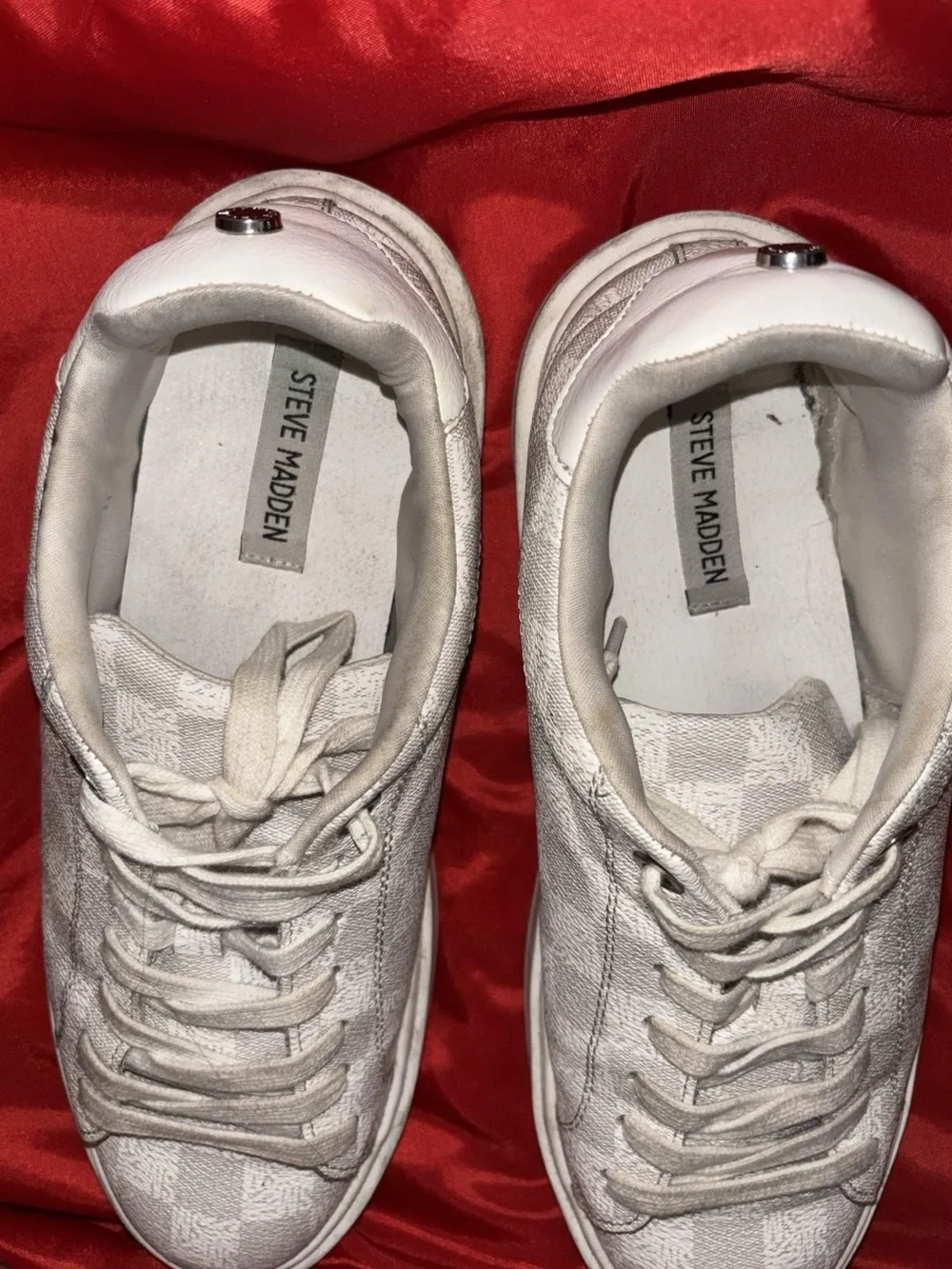 Steve Madden Off-White Logo-Print Low Top Sneakers